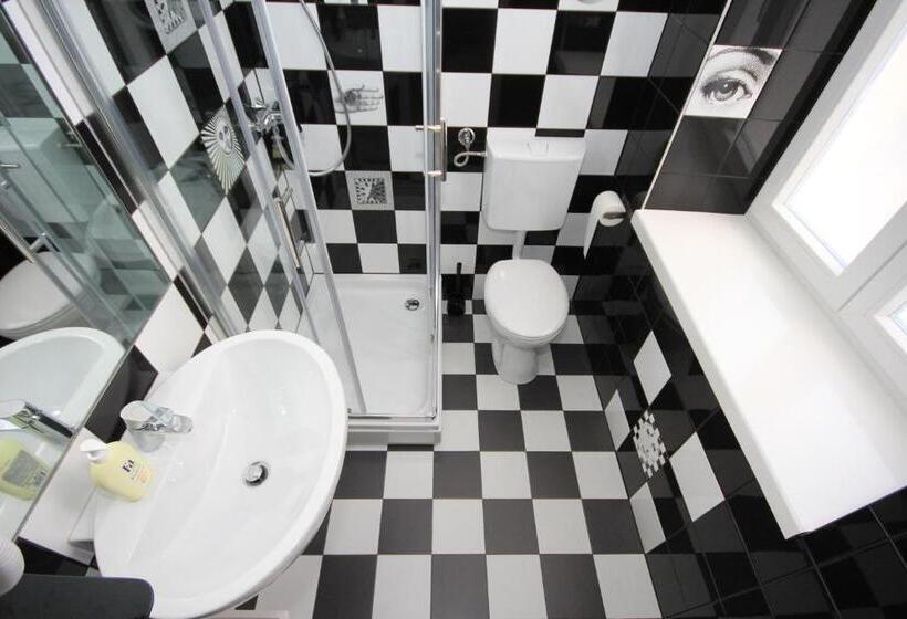 اتاق راحتی, The Hostel