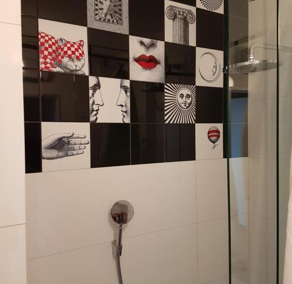 اتاق راحتی, The Hostel