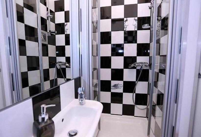 اتاق استاندارد با چشم‌انداز باغ, The Hostel
