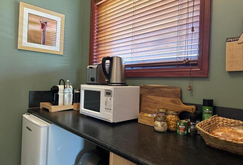 스위트 킹사이즈 침대, Wine And Roses Bed And Breakfast