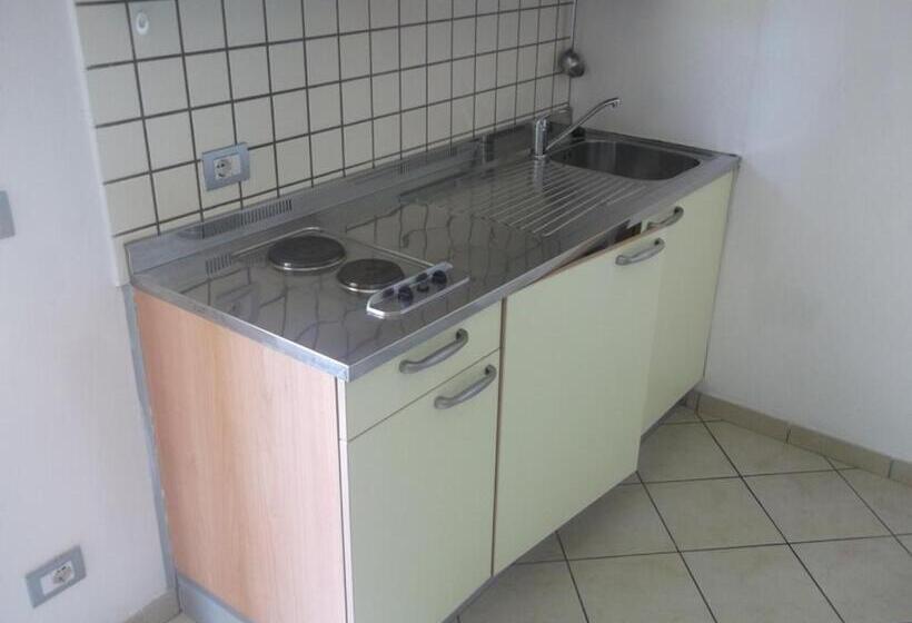 استودیوی استاندارد, Residence Rosemary