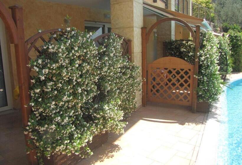 استودیوی استاندارد, Residence Rosemary