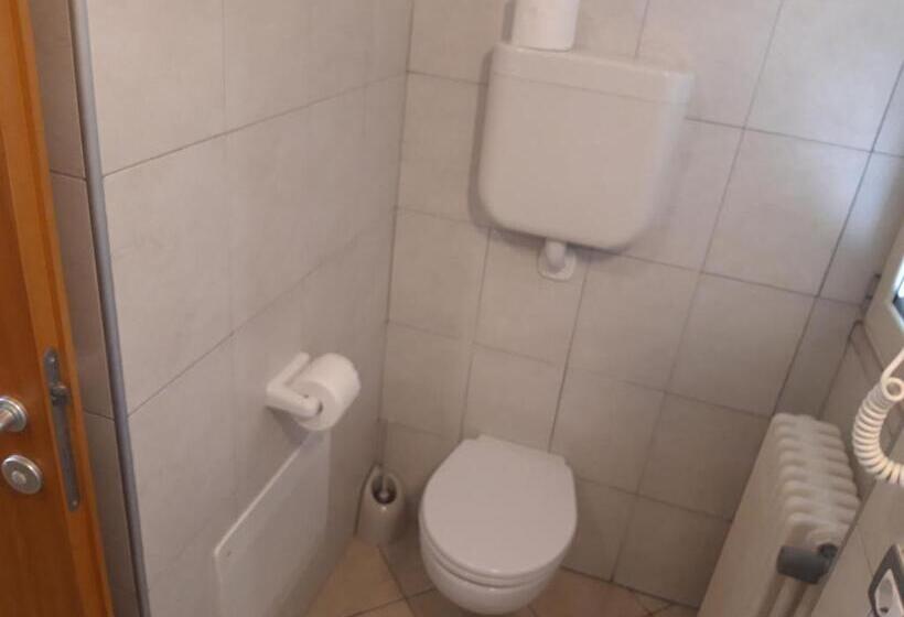 اتاق اکونومی, Residence Rosemary