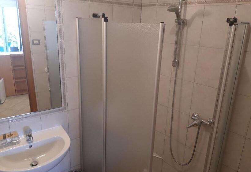 اتاق اکونومی, Residence Rosemary