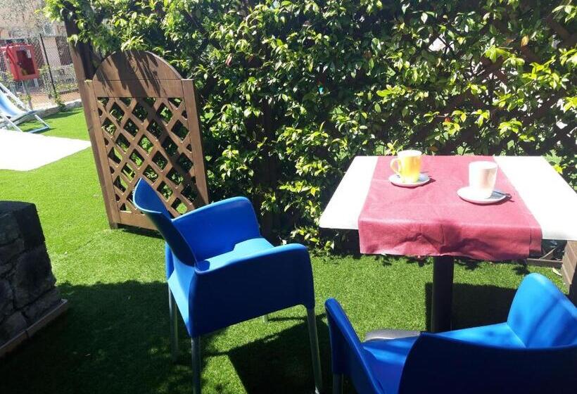 اتاق اکونومی, Residence Rosemary