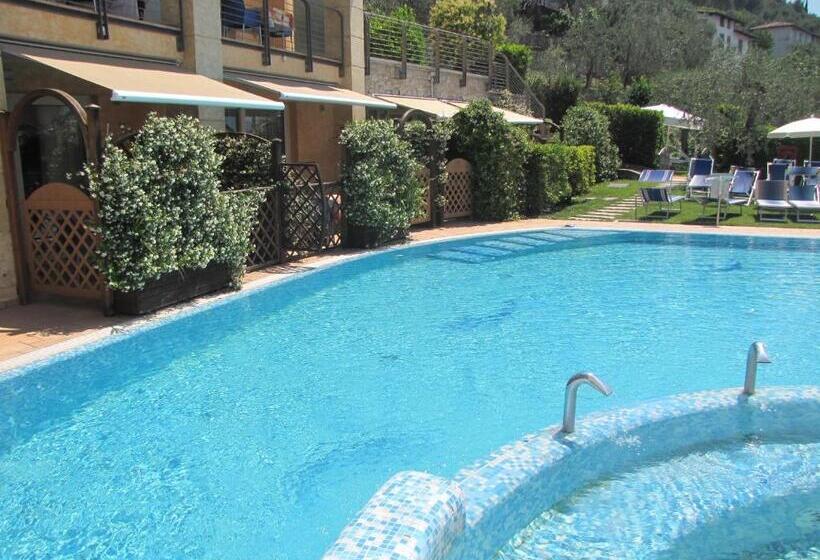 استودیوی استاندارد, Residence Rosemary