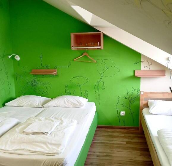 اتاق استاندارد سه تخته با سرویس بهداشتی مشترک, Dream Hostel Poltava