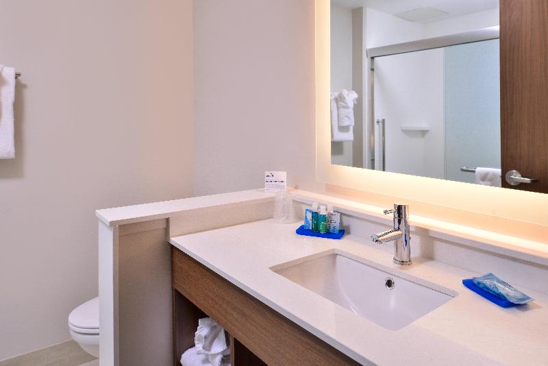 Люкс Кровать Кинг, Holiday Inn Express & Suites Farmville, An Ihg