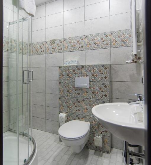 اتاق استاندارد سه نفره, World Hostel   Old Town