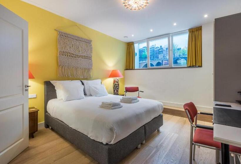 Quarto Deluxe, The Old Lady