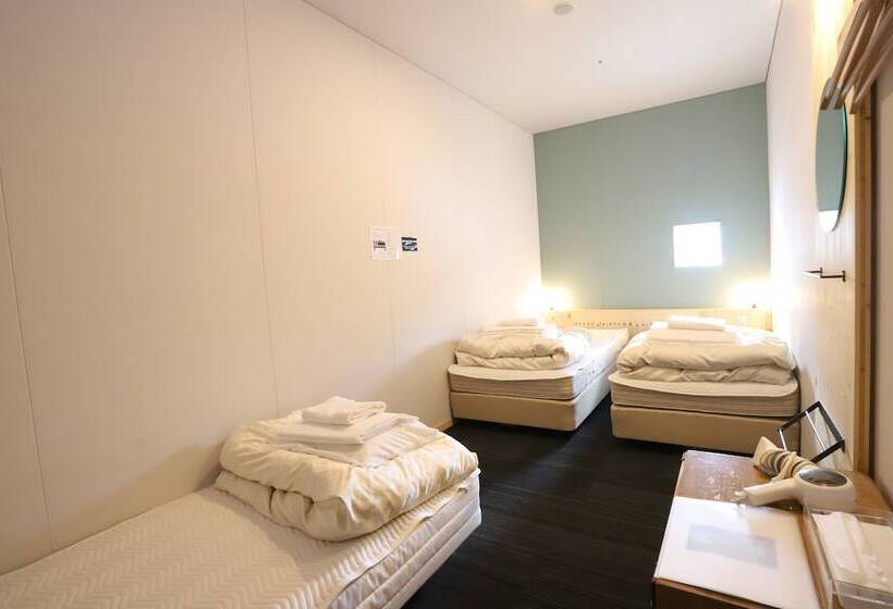 스탠다드 트리픔 룸 공동욕실, Hostel Tomar