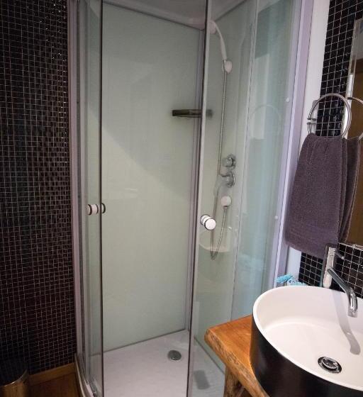 Deluxe Room, Modern & Recycled Guest House