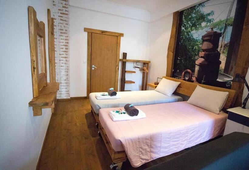 Номер Стандарт Боковой Вид на Море, Modern & Recycled Guest House
