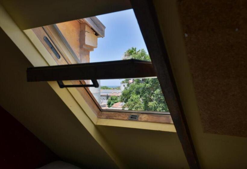חדר קומפורט לשלושה, Roger S Hostel Tel Aviv
