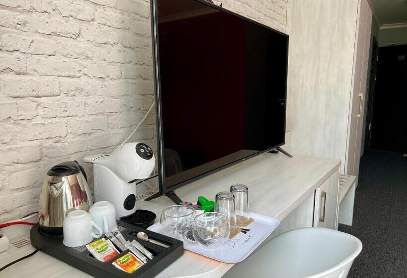 Quarto Triplo Estandar com Sacada, Grand Petit Hotel Ex Shato Gesson