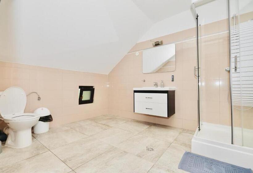 Quarto Triplo Estandar, Casa Golopența