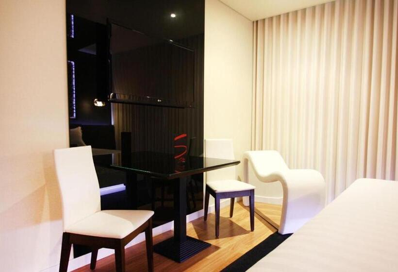 اتاق استاندارد, Silk Motel