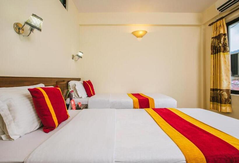 اتاق لوکس سه تخته, Garuda Inn