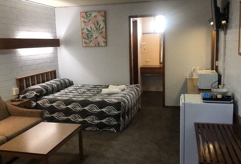 Семейный Номер, Century Motor Inn