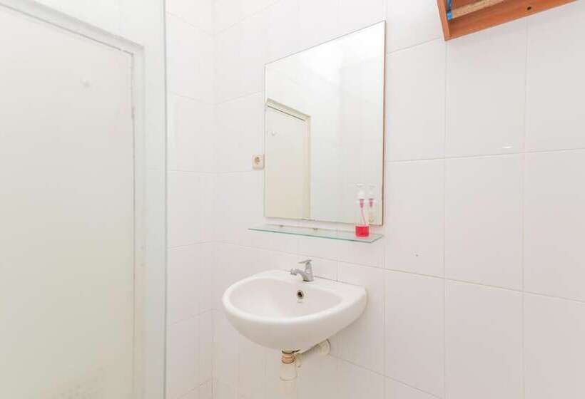 Номер Стандарт, Reddoorz Near Gubeng Station