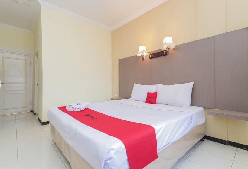 Номер Стандарт, Reddoorz Near Gubeng Station