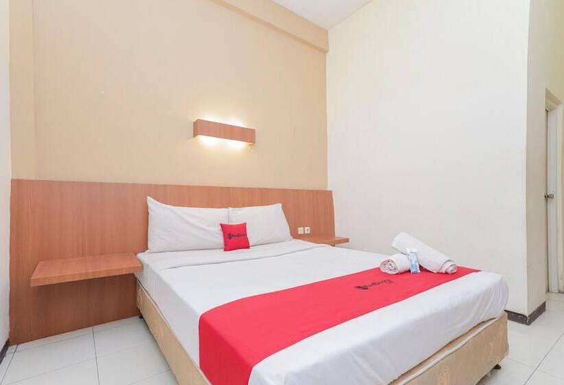 Номер Стандарт, Reddoorz Near Gubeng Station