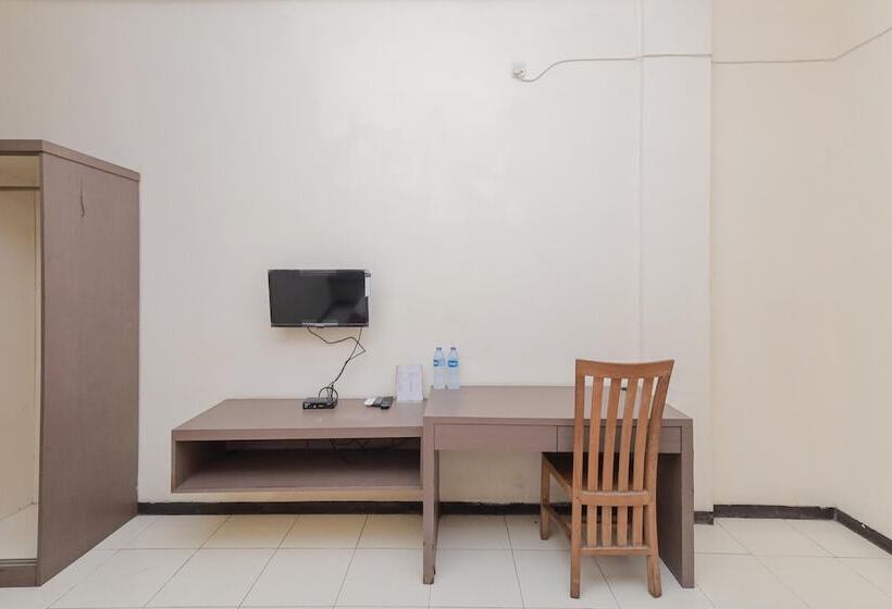 Номер Стандарт, Reddoorz Near Gubeng Station