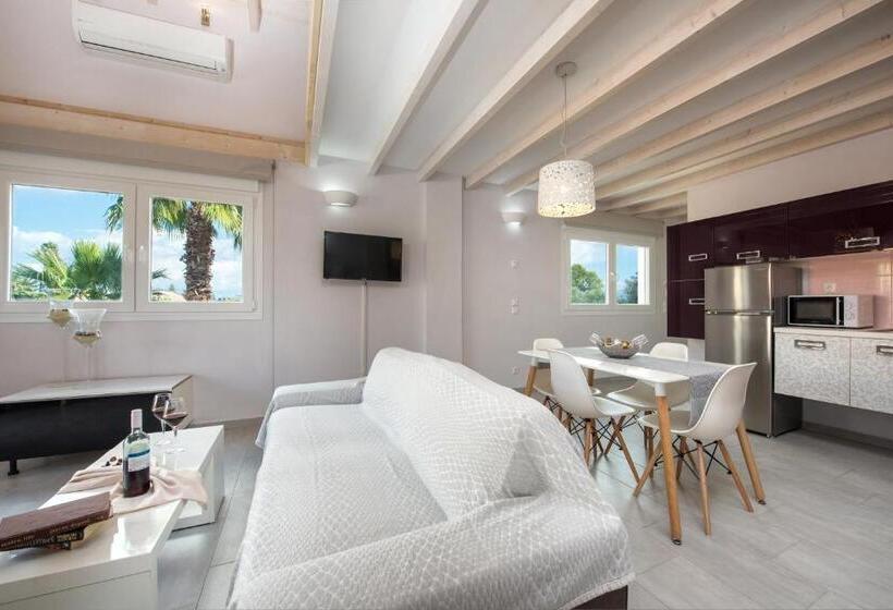 سوییت لوکس, Kavos Plaza
