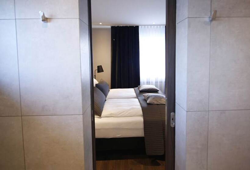 سوییت جونیور, Keflavik Micro Suites