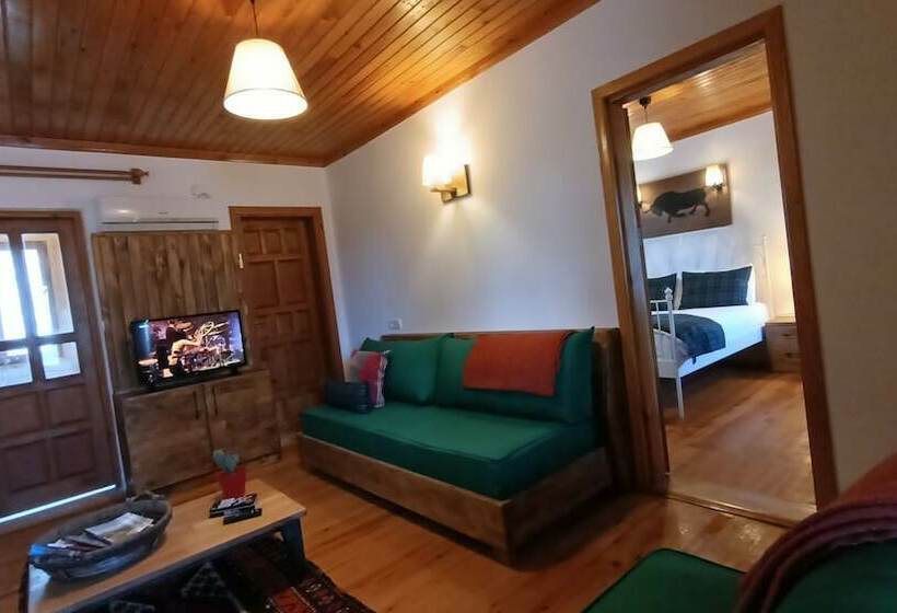 سوئیت لوکس با چشم‌انداز کوهستان, Lycia Nature House