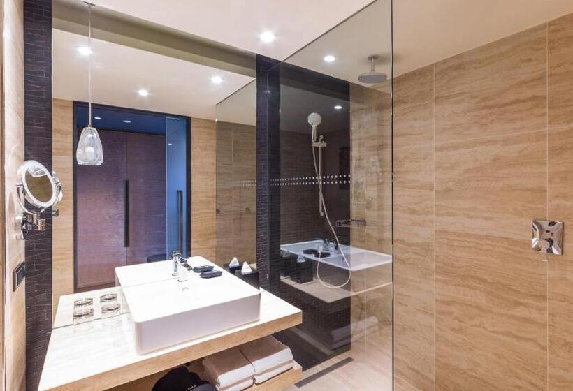 اتاق استاندارد با چشم‌انداز استخر, Radisson Collection Hotel Bamako