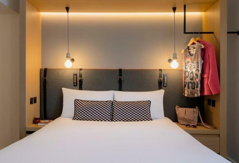 Номер Deluxe, Assembly Leicester Square