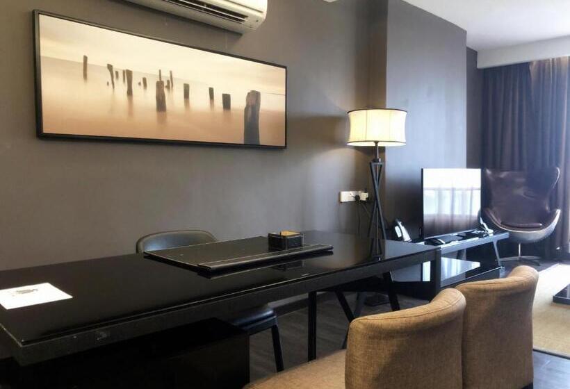 Апартаменты 3 Спальни, M Roof Hotel & Residences