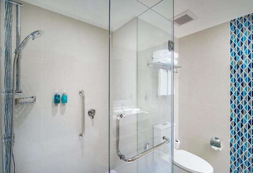 חדר משפחתי, Ozo Phuket