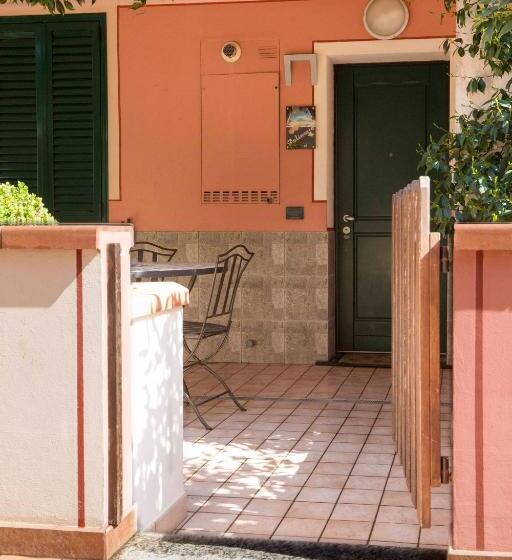 Апартаменты 1 Спальня Нижний Этаж, World Village Apartments