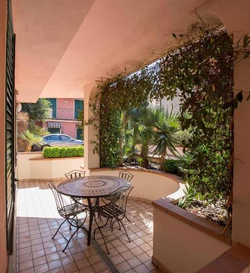 Апартаменты 1 Спальня с Террасой, World Village Apartments