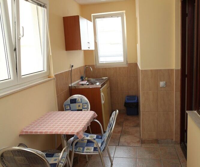 استودیوی استاندارد, Apartments Memidz