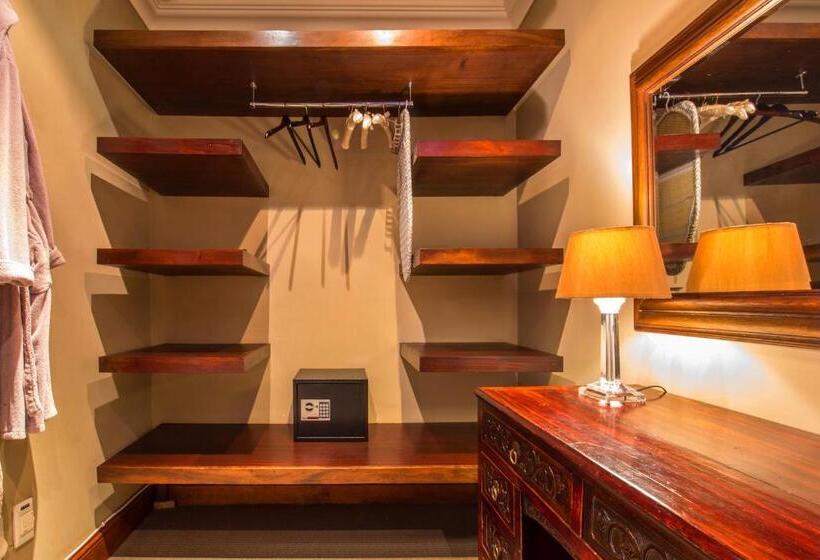 سوئیت رویال, Alexander Guest House