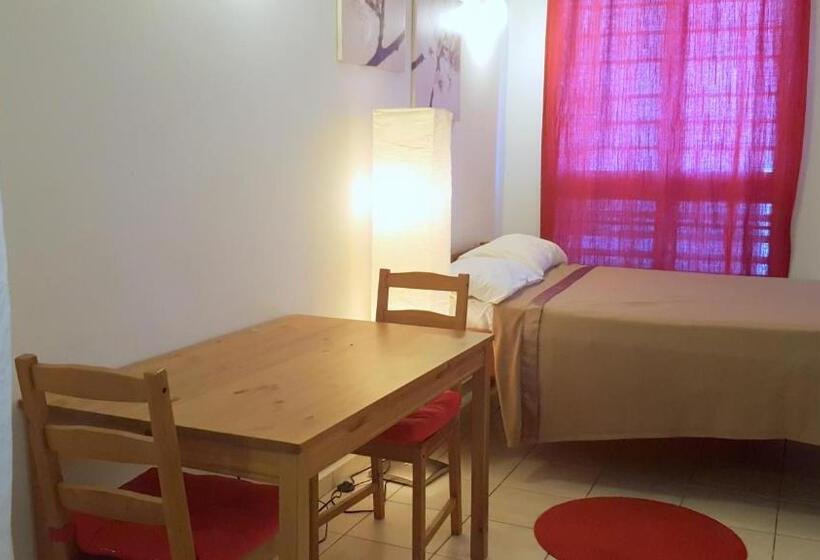 استودیوی استاندارد, Orange Rembrandt Studio Apartments