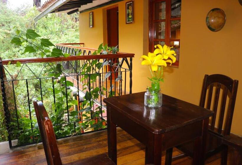 اتاق استاندارد چهار تخته, Wayras Hostal