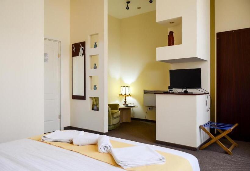 سوئیت کلاسیک, Casa Transilvania
