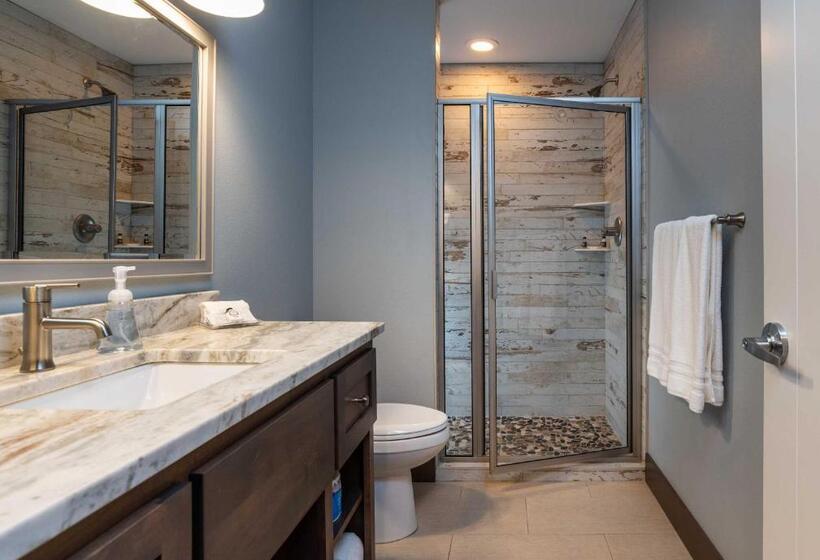 Люкс Премиум, Quarterdeck Resort
