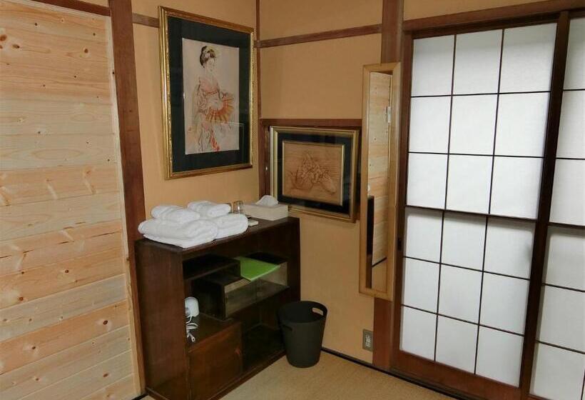اتاق خانوادگی با چشم‌انداز باغ, Shirokuma Inn