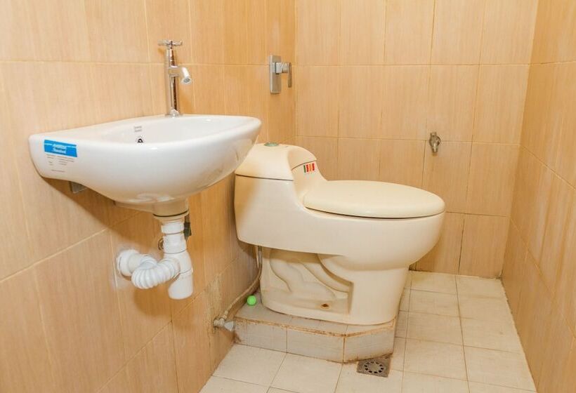 Номер Economy, Reddoorz Near Pasar Pagi Cirebon 2