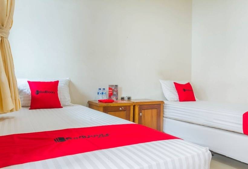 Номер Economy, Reddoorz Near Pasar Pagi Cirebon 2
