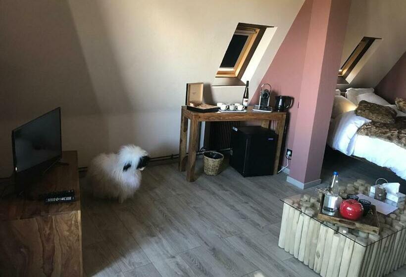 سوییت با چشم‌انداز کوه, La Haut