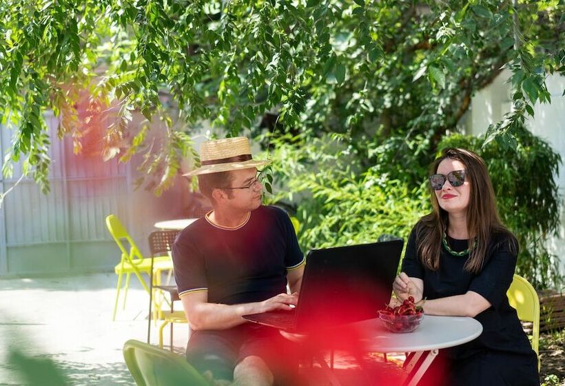 اتاق خانوادگی با سرویس بهداشتی مشترک, Good People Design Hostel