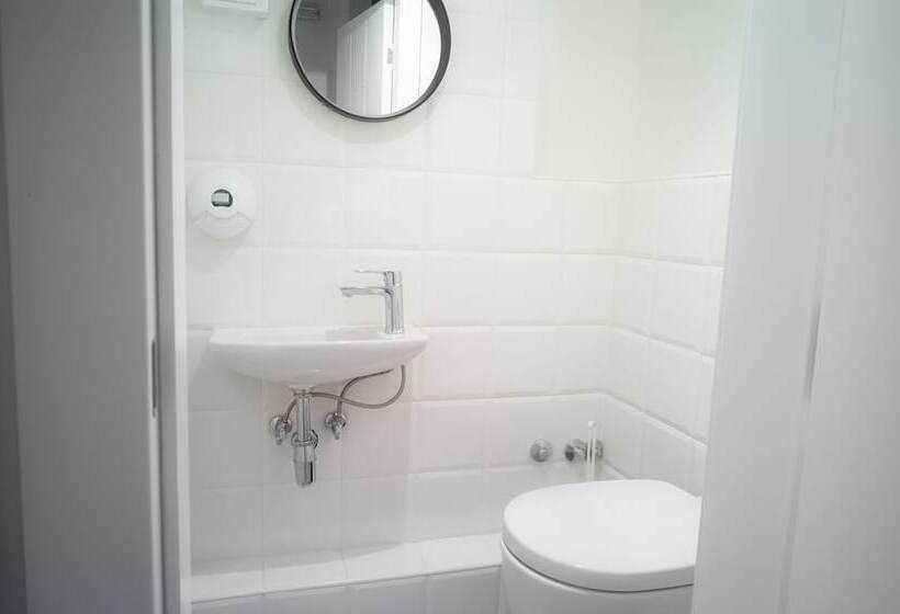 اتاق خانوادگی با سرویس بهداشتی مشترک, Good People Design Hostel