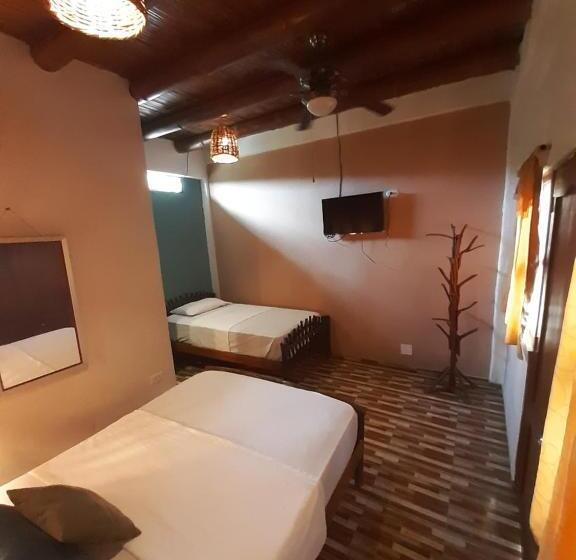 חדר סטנדרט לשלושה עם נוף לבריכה, Weekendhostal