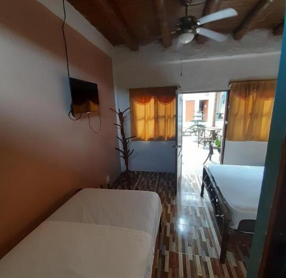 Трехместный Номер Стандарт Вид на Бассейн, Weekendhostal